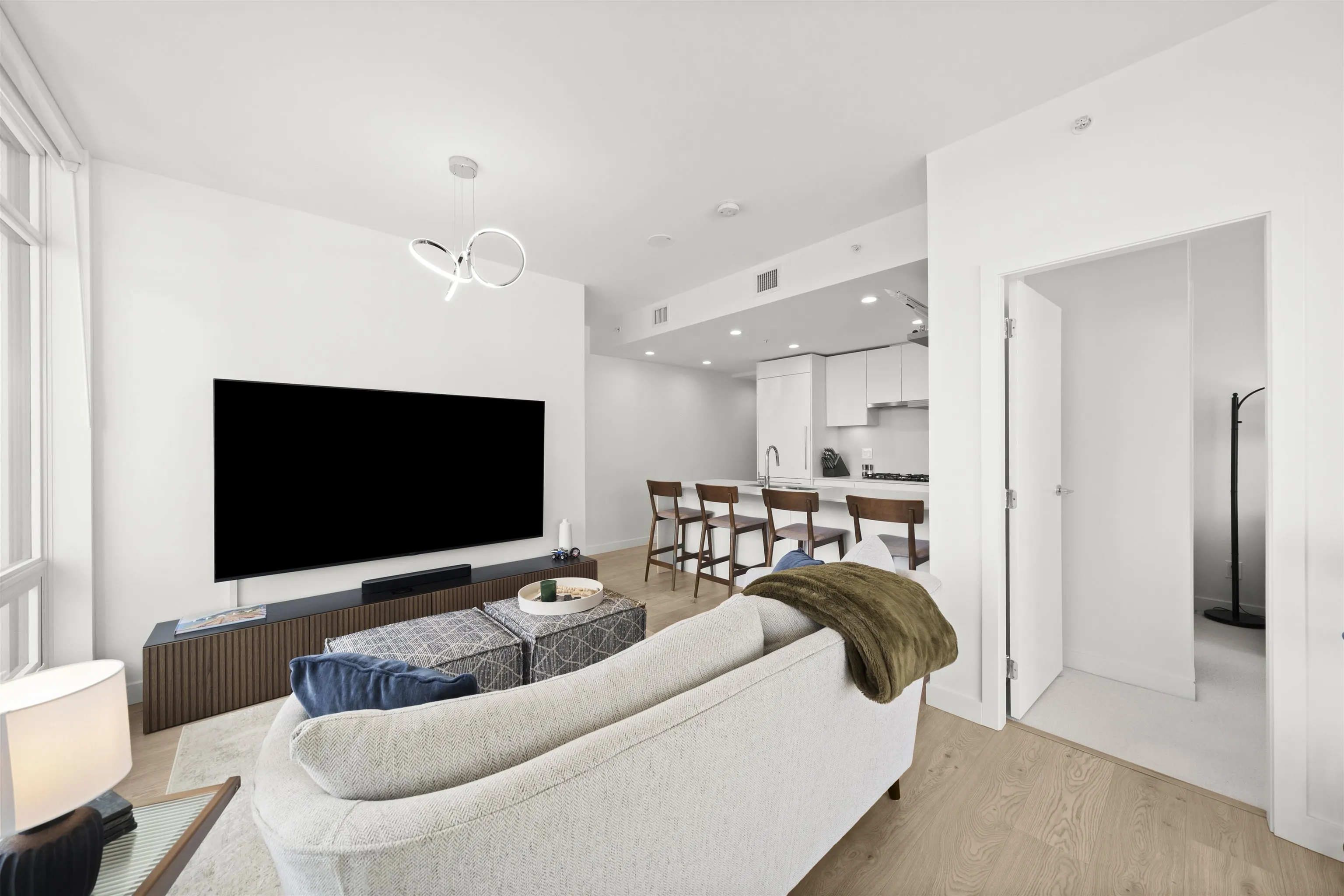 2609 2181 Madison Avenue