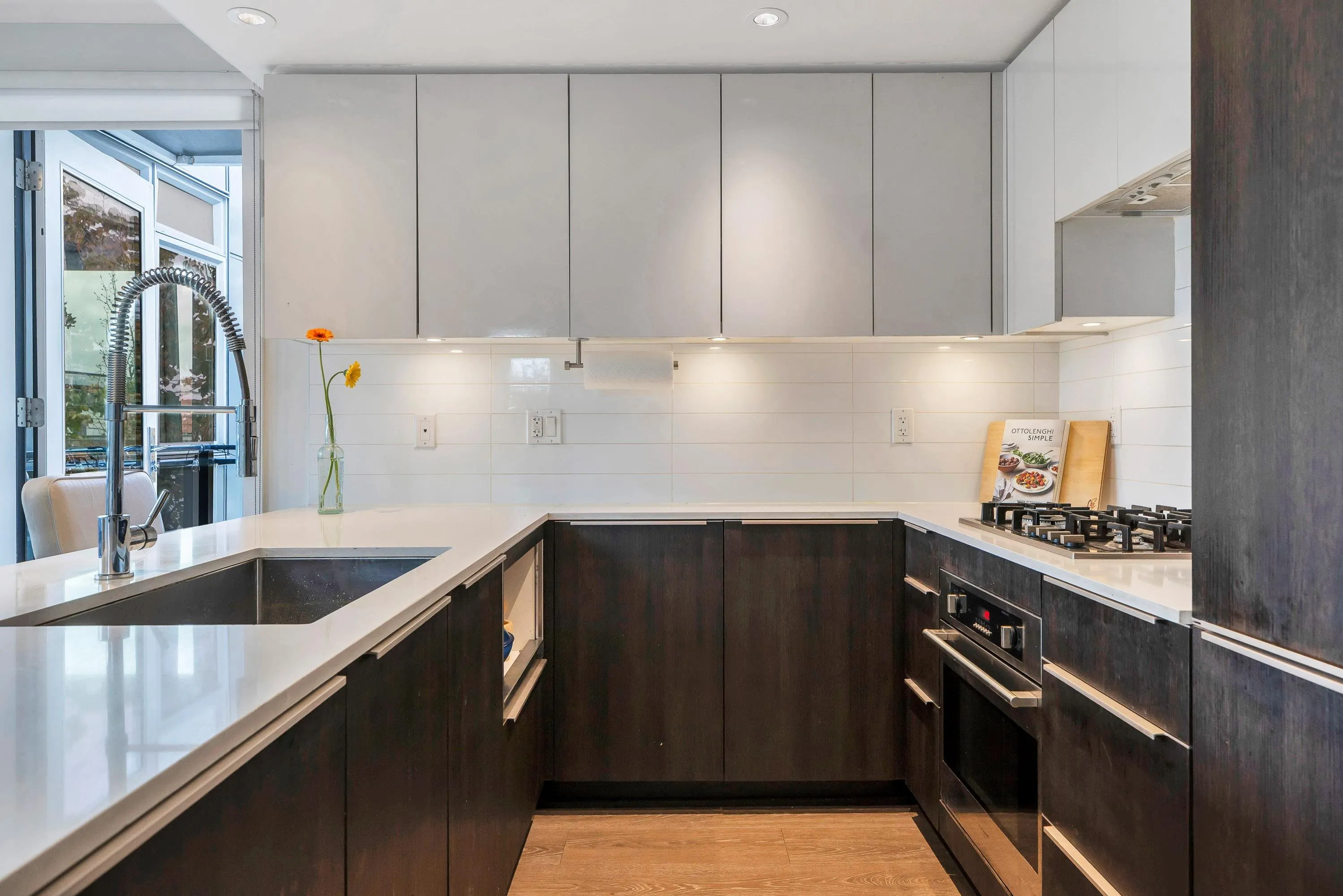 329 1588 E Hastings Street