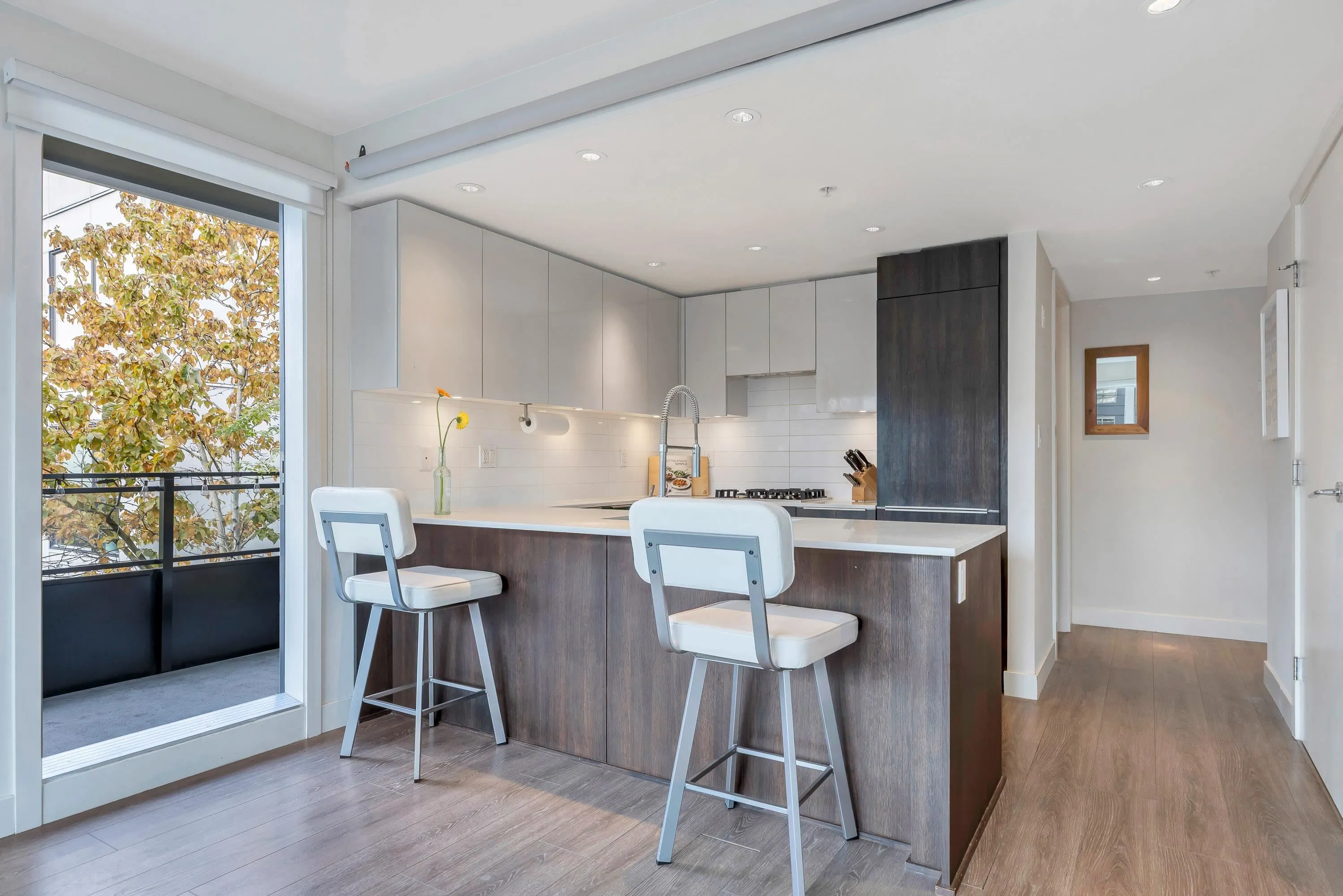 329 1588 E Hastings Street