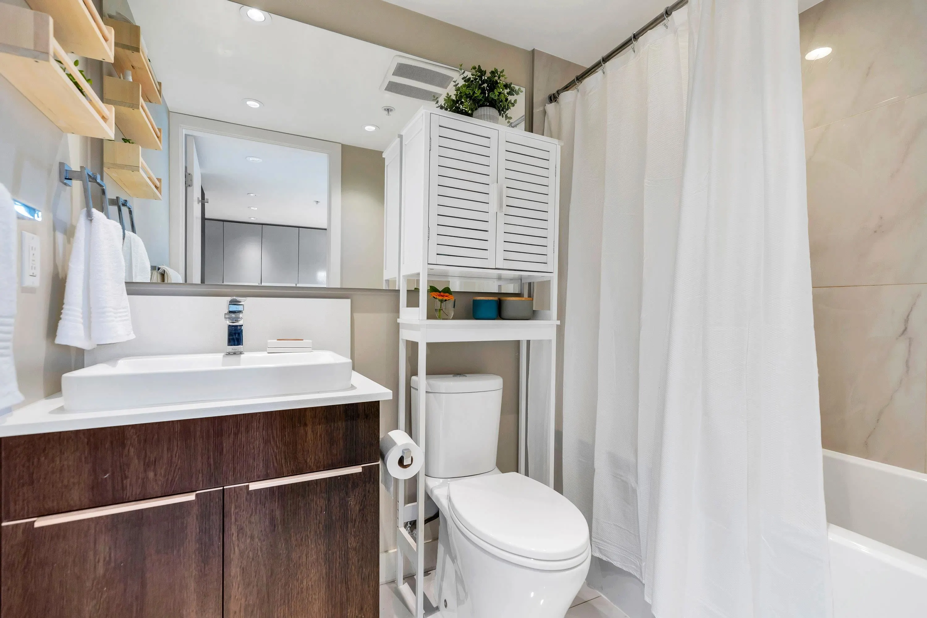 329 1588 E Hastings Street