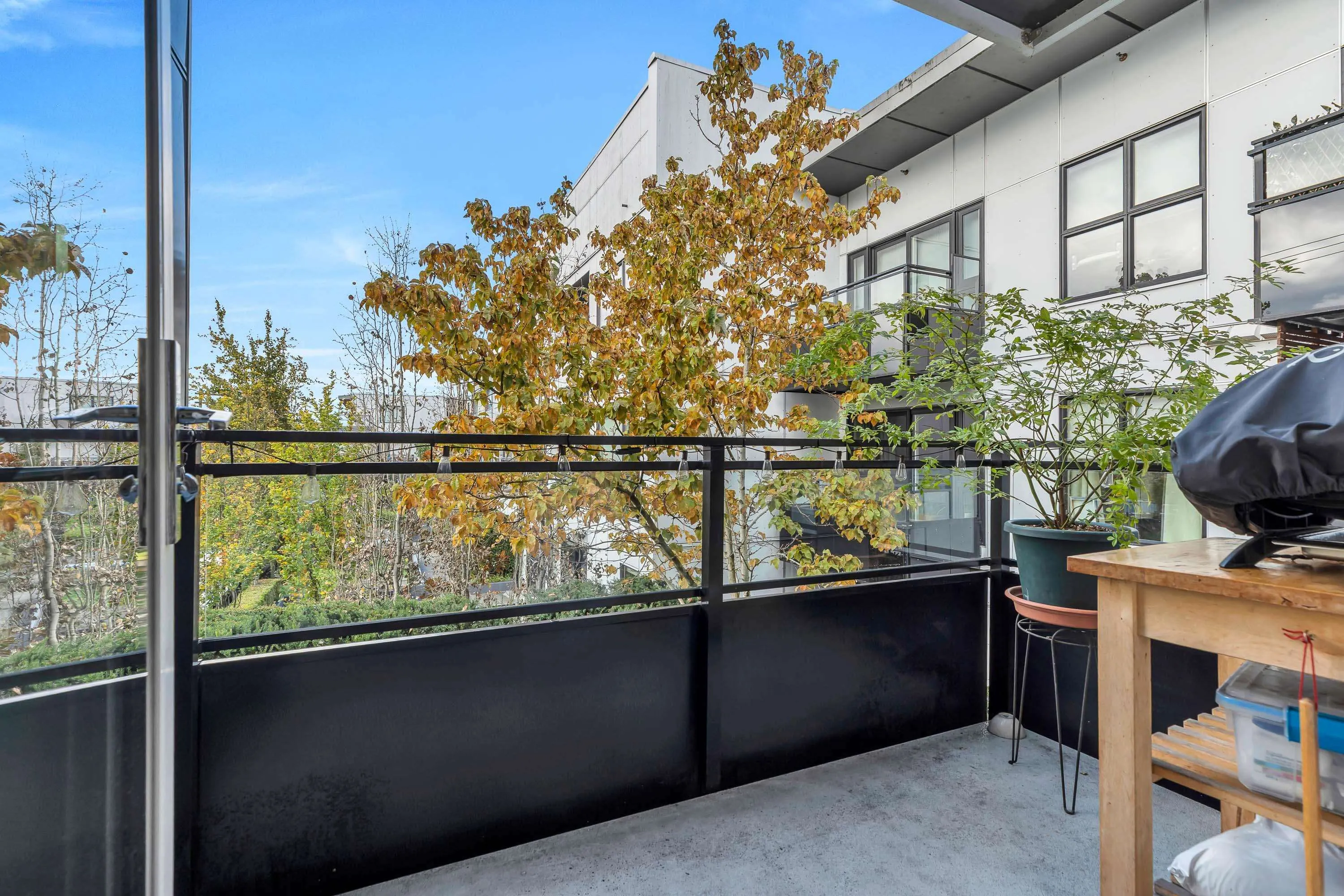 329 1588 E Hastings Street