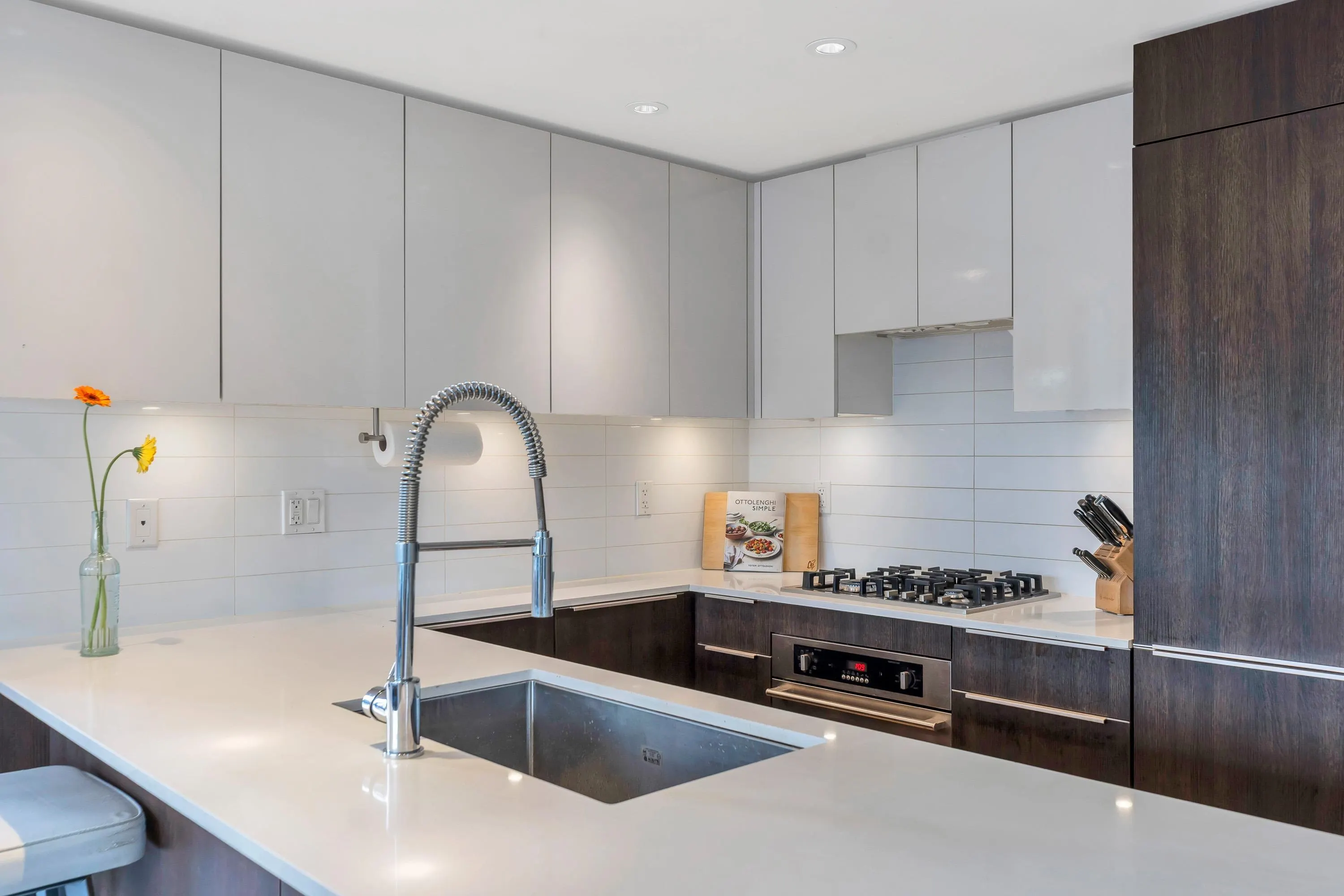 329 1588 E Hastings Street