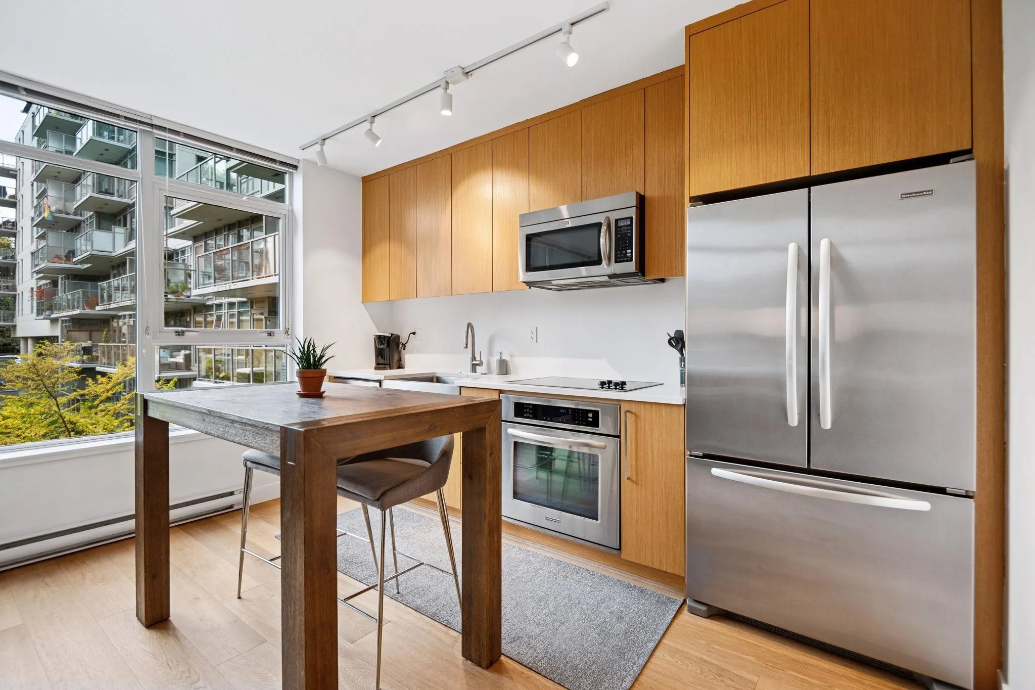 365 250 E 6th Avenue