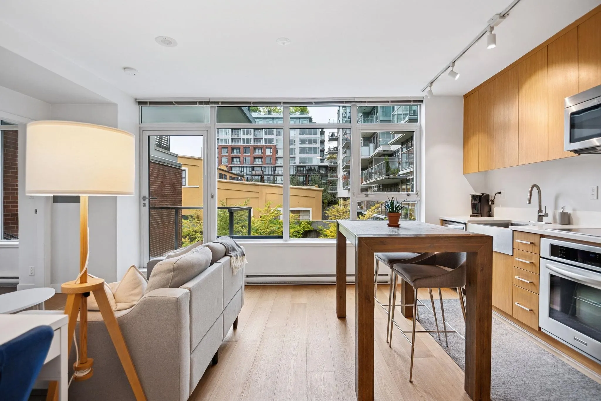 365 250 E 6th Avenue