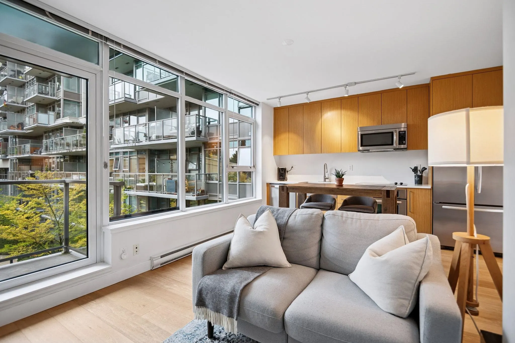 365 250 E 6th Avenue