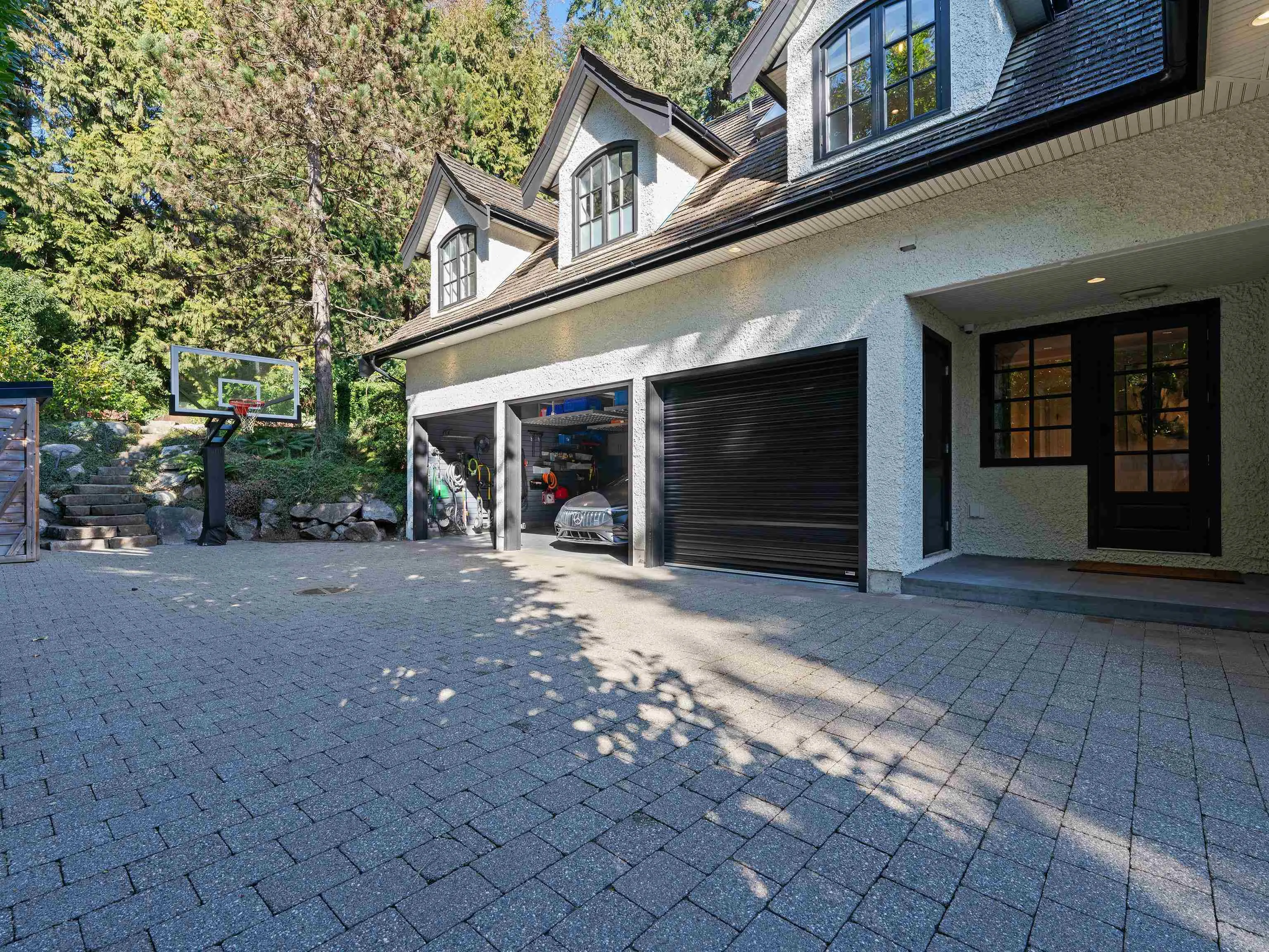 2985 Altamont Crescent