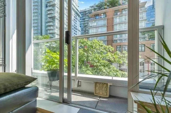 304 480 Robson Street