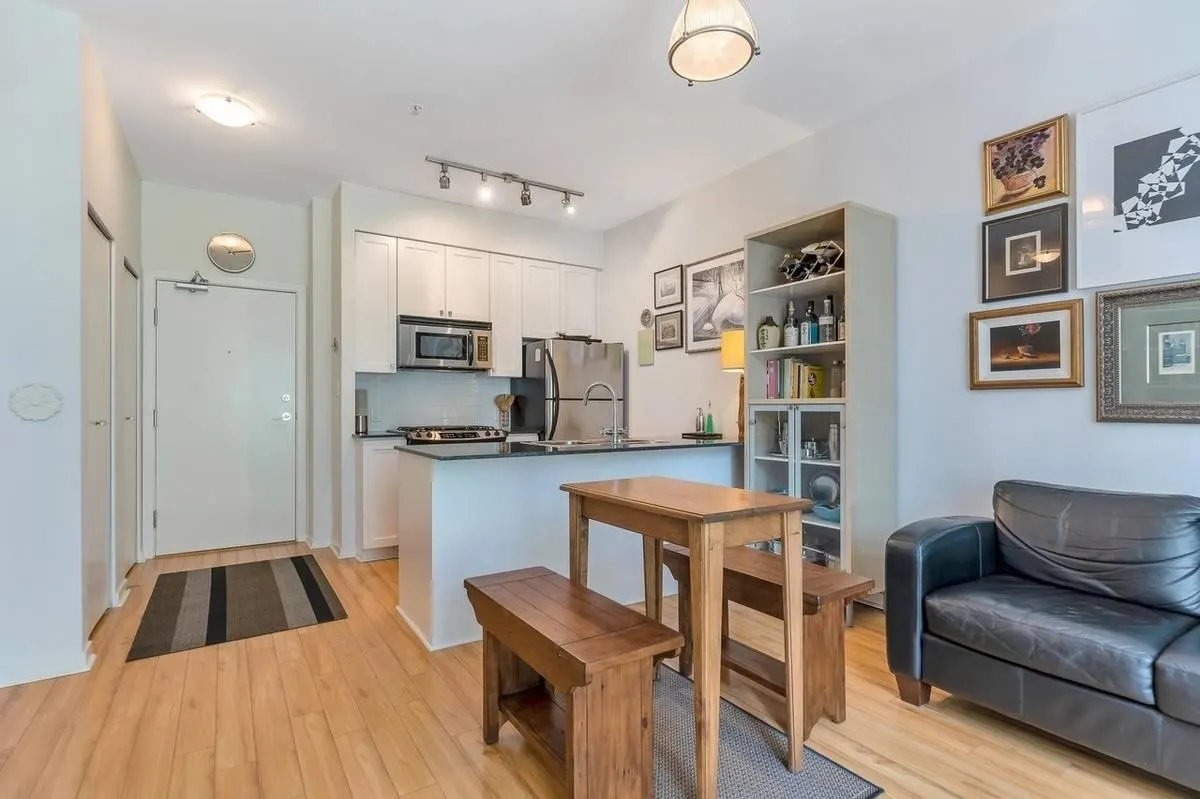 304 480 Robson Street