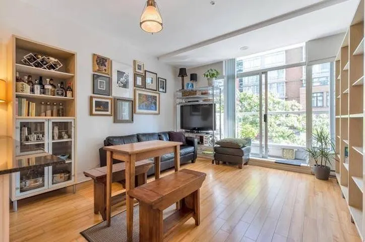 304 480 Robson Street