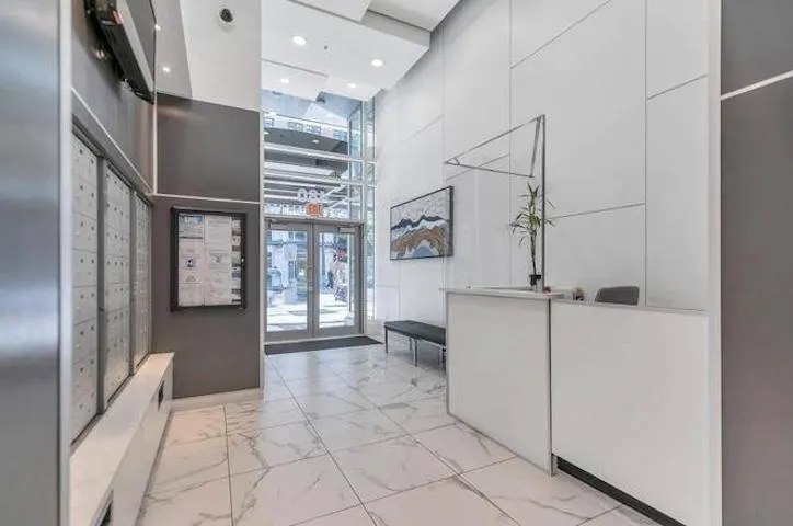 304 480 Robson Street