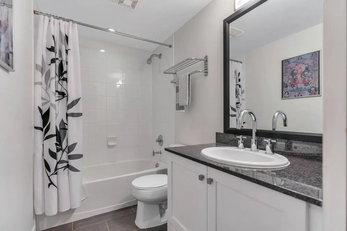 304 480 Robson Street