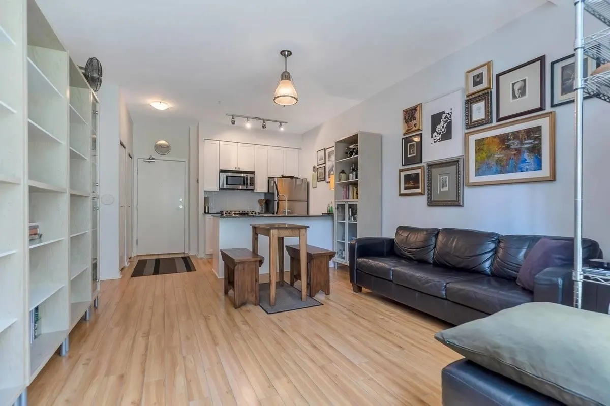 304 480 Robson Street