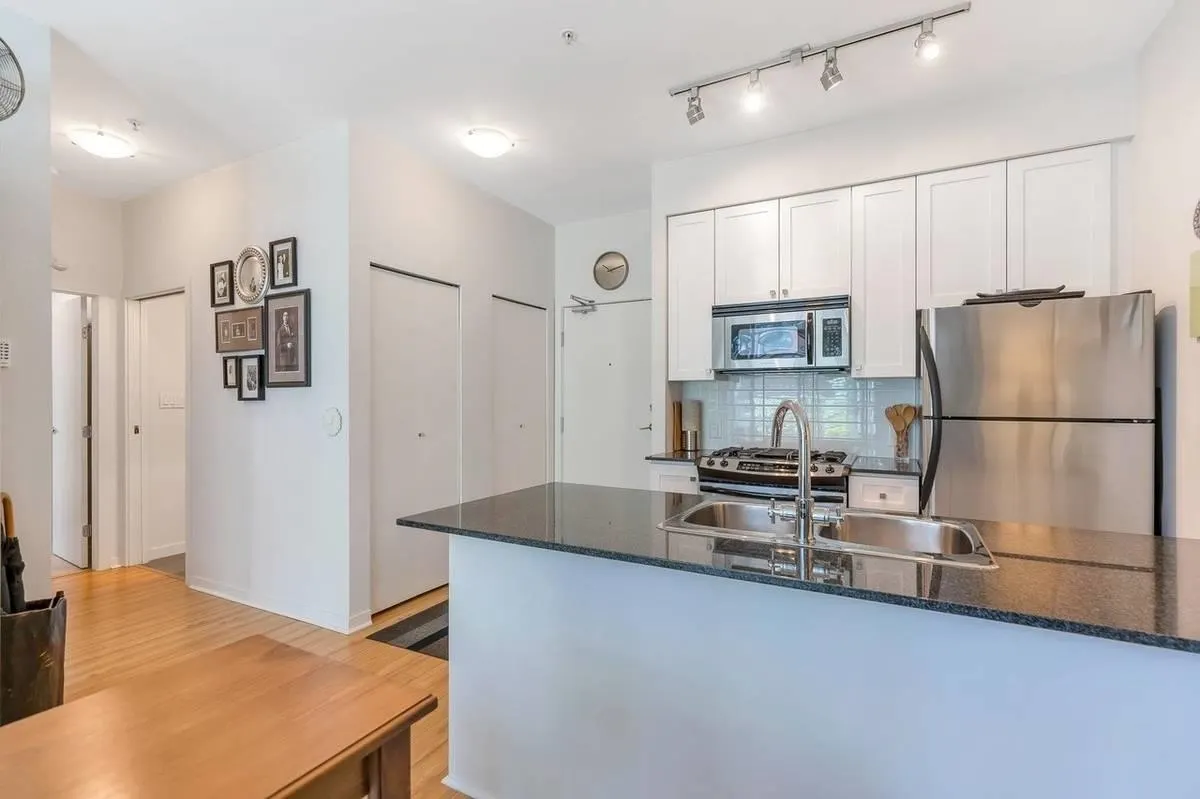 304 480 Robson Street