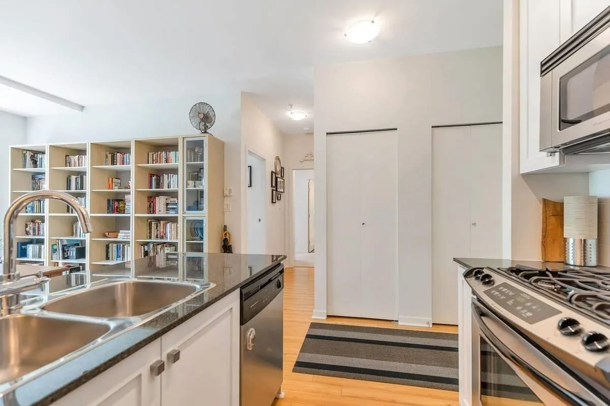 304 480 Robson Street