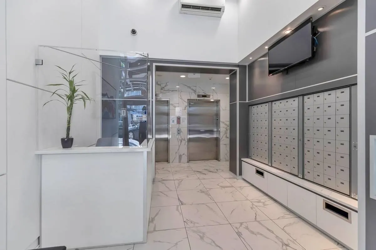 304 480 Robson Street