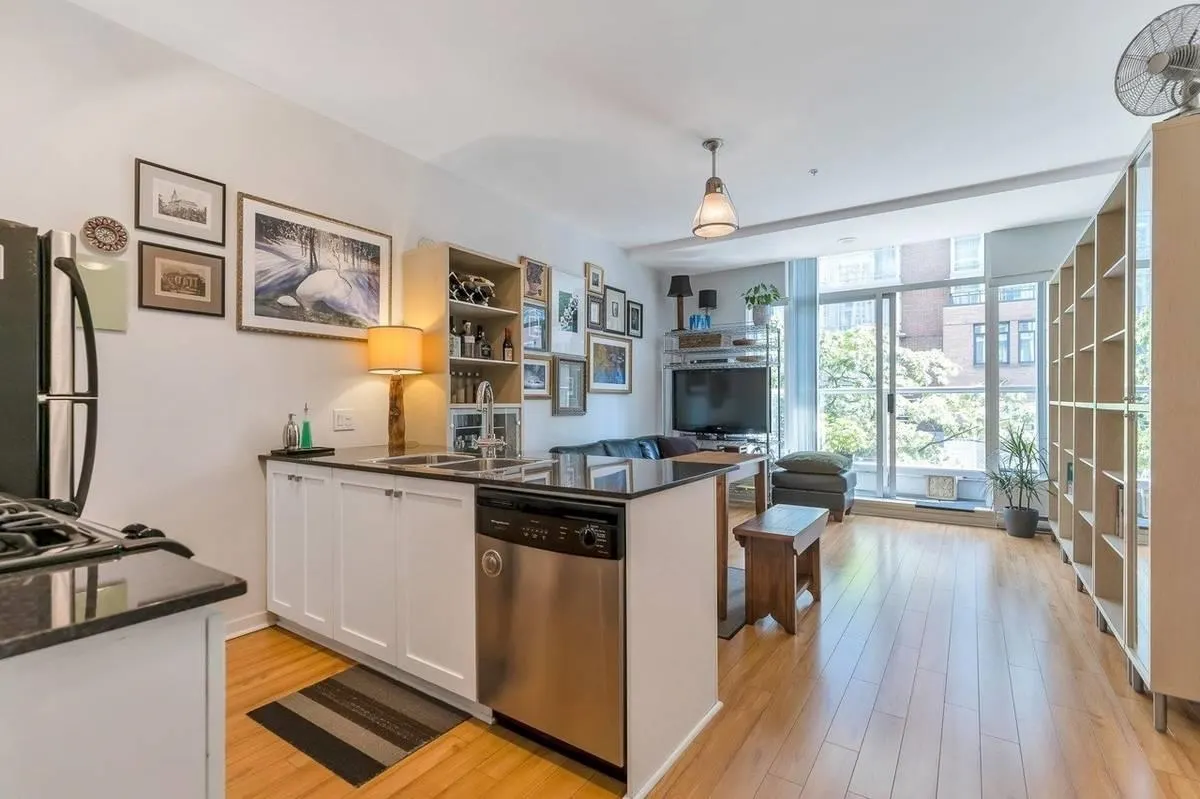 304 480 Robson Street