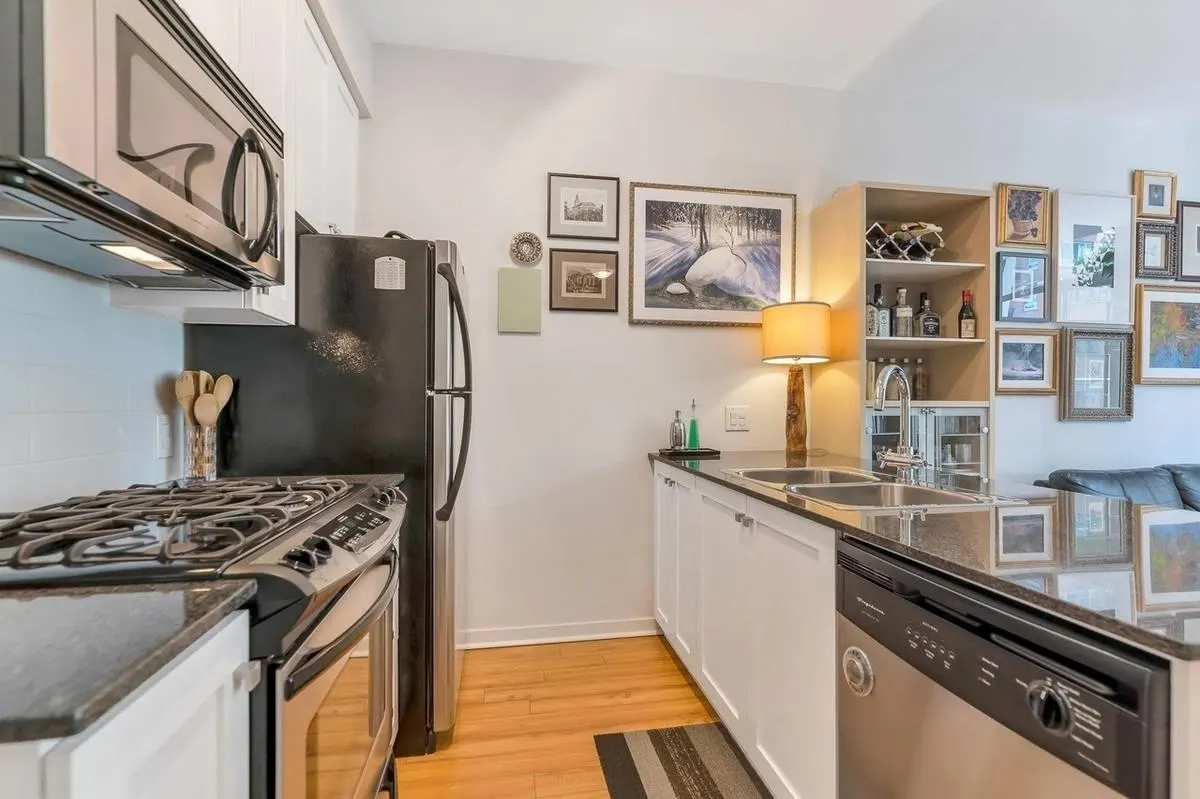 304 480 Robson Street