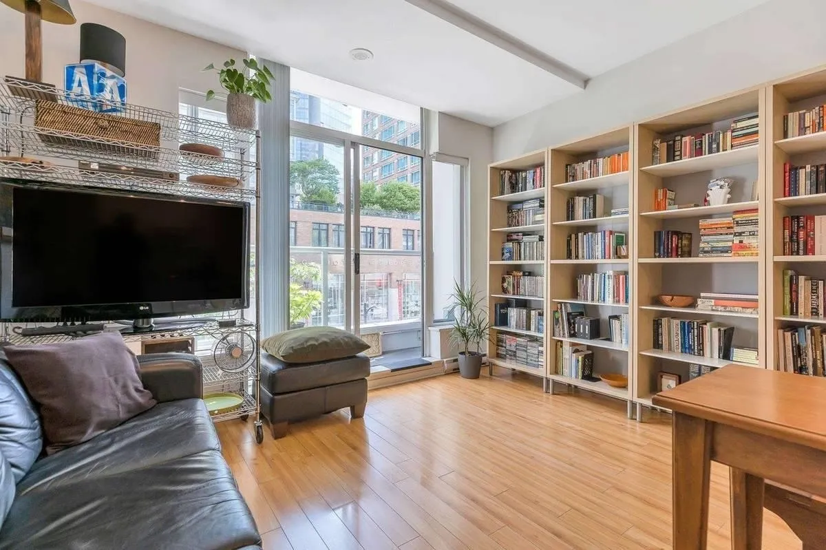 304 480 Robson Street