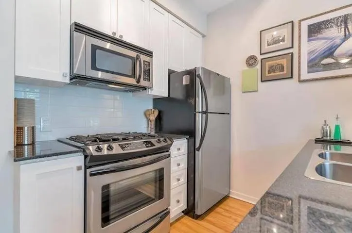 304 480 Robson Street