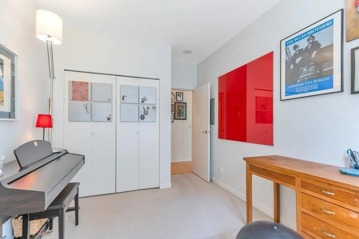 304 480 Robson Street