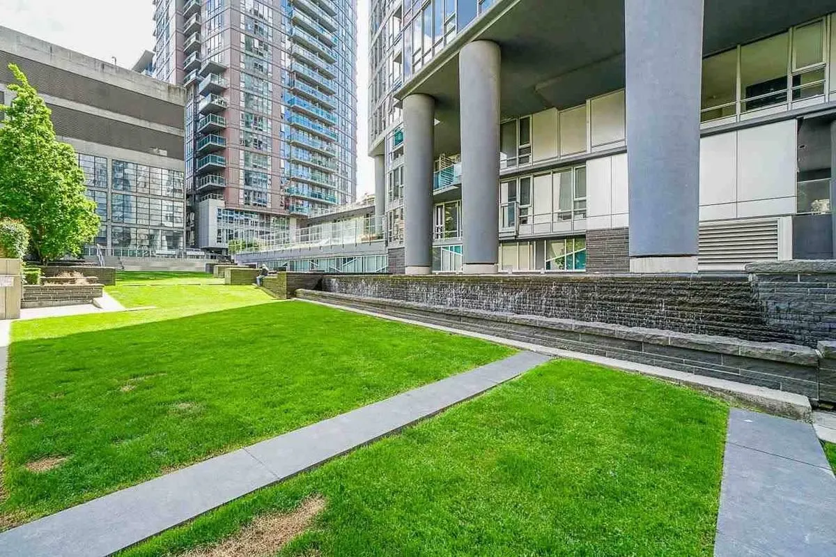 1605 788 Hamilton Street