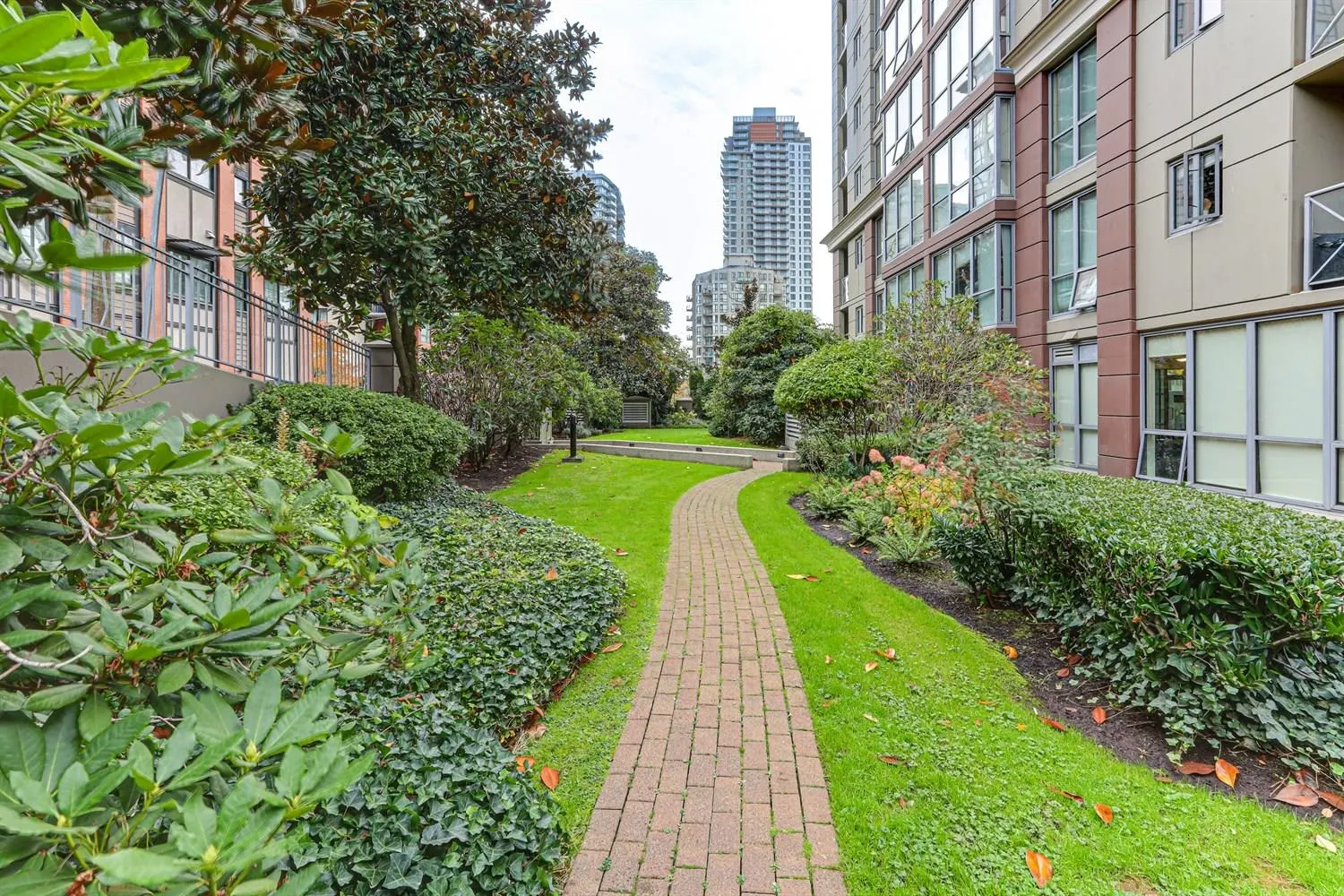 202 850 Royal Avenue