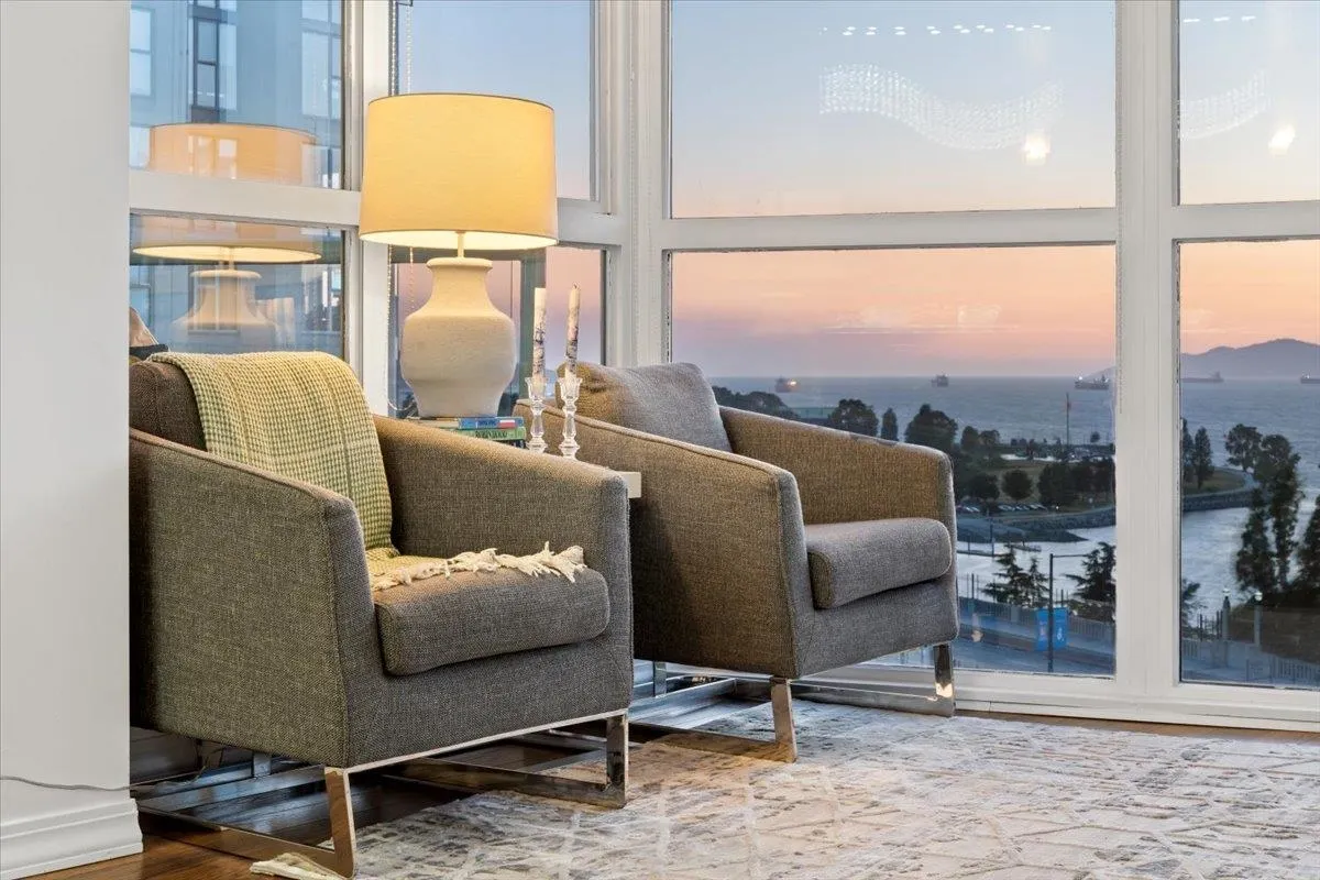 1401 907 Beach Avenue