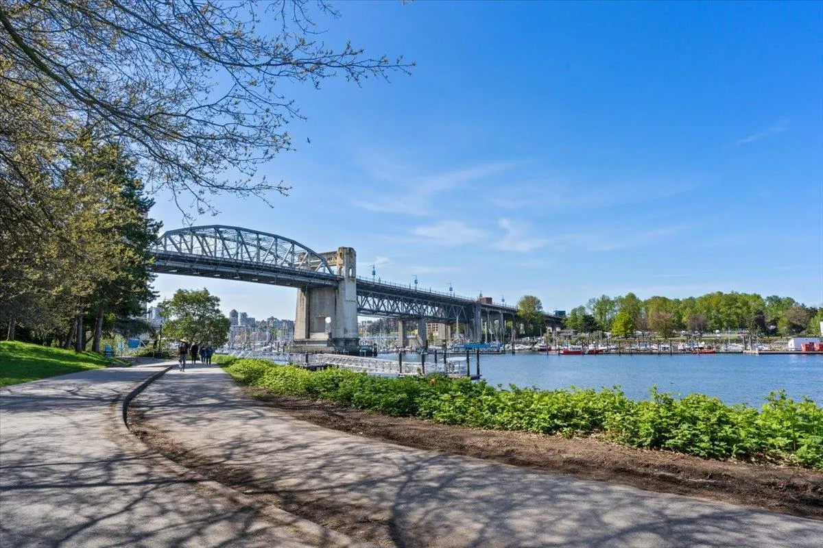 1401 907 Beach Avenue