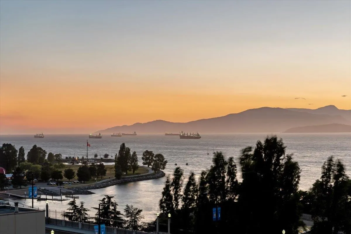 1401 907 Beach Avenue