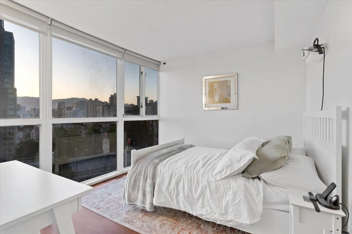 1401 907 Beach Avenue