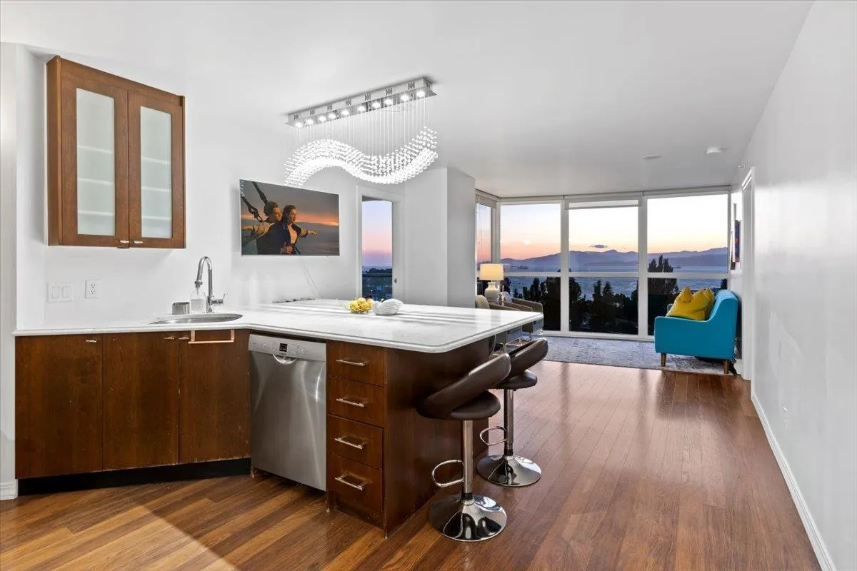 1401 907 Beach Avenue