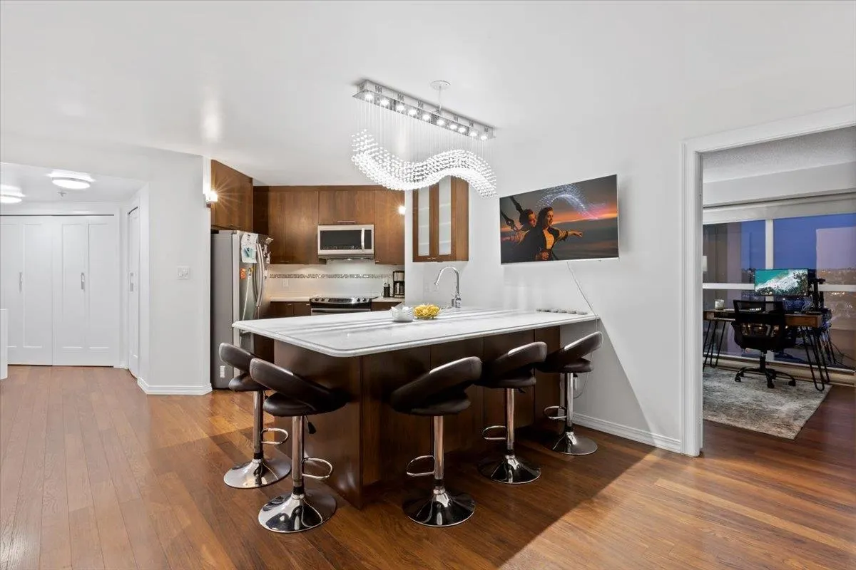 1401 907 Beach Avenue