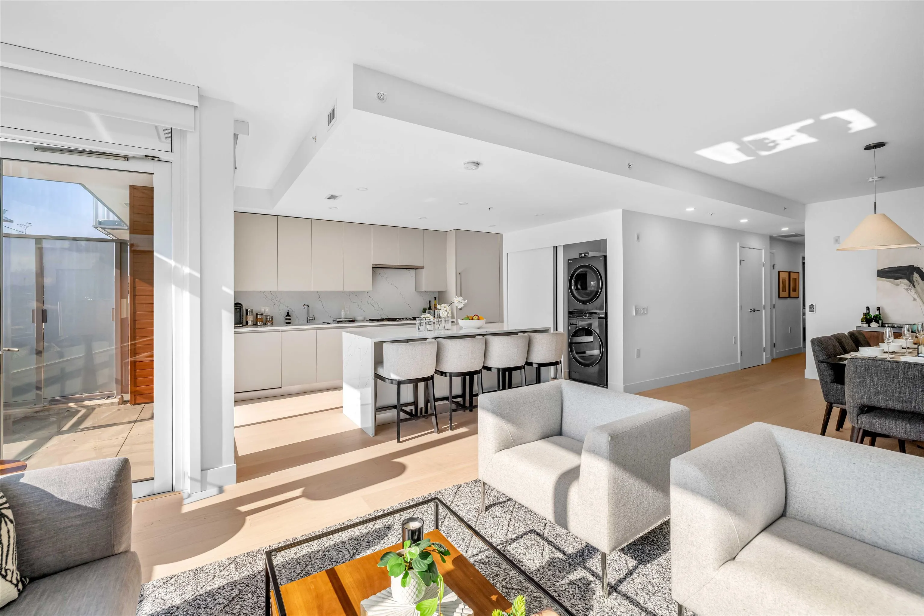 206 1331 Marine Drive