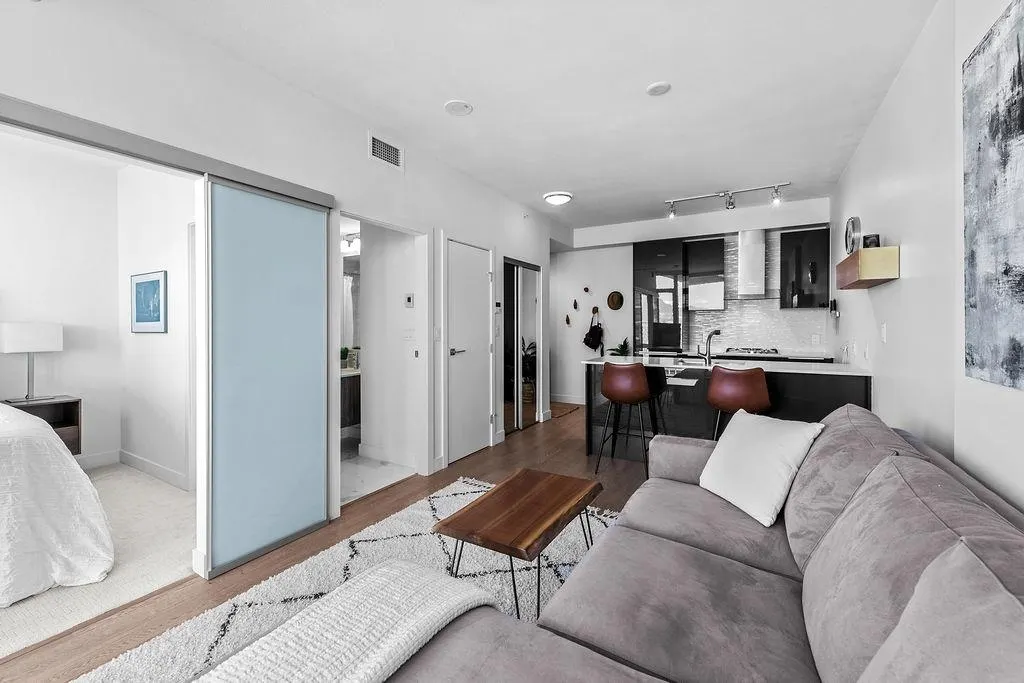 3201 1283 Howe Street