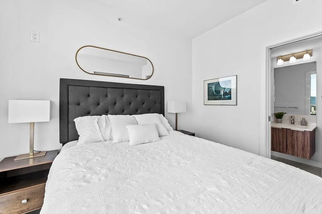 3201 1283 Howe Street