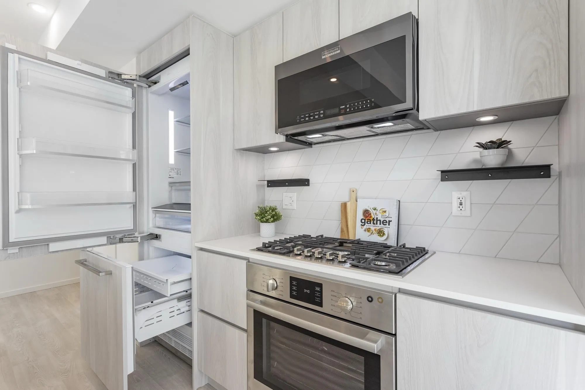 204 3264 Vanness Avenue