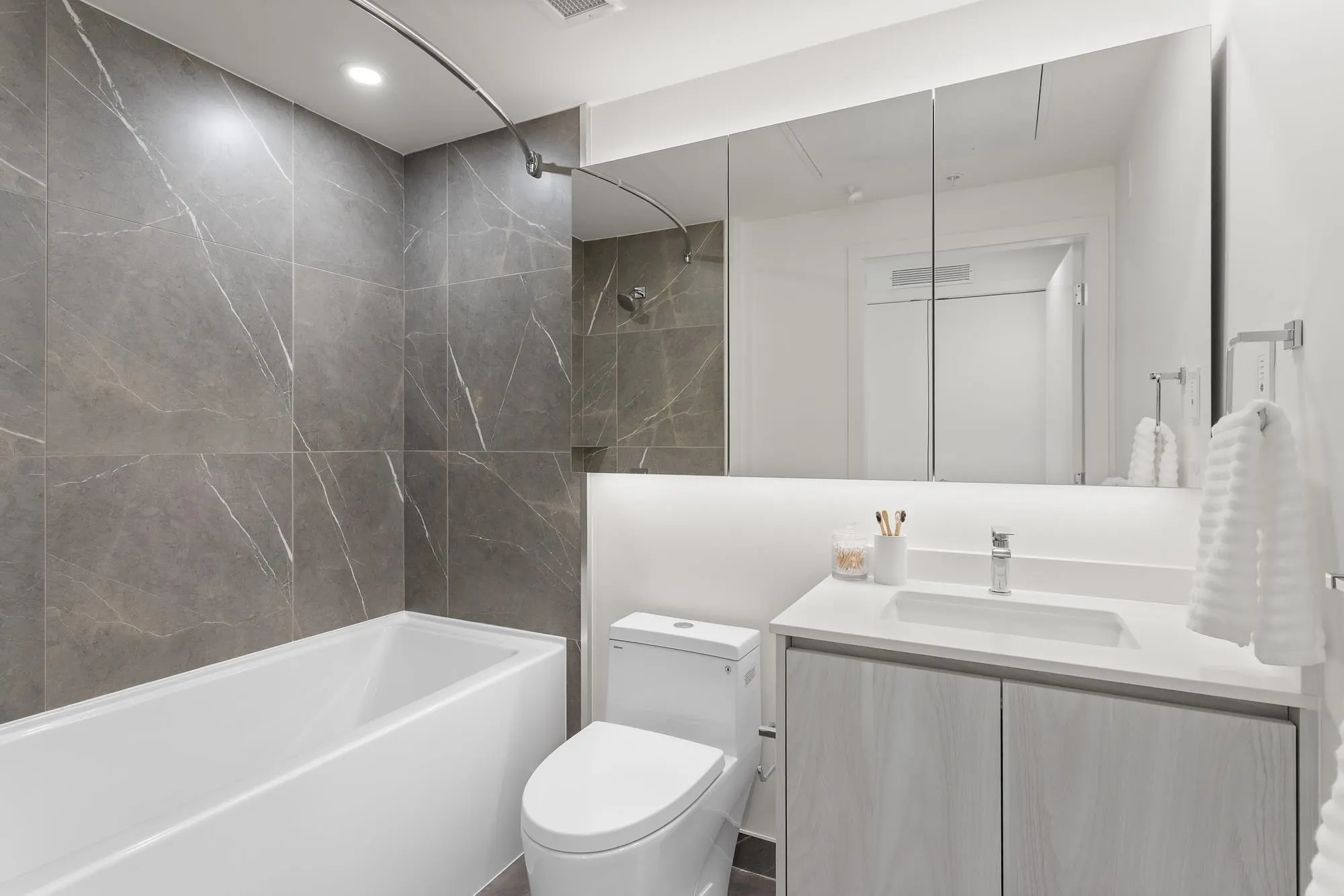 204 3264 Vanness Avenue