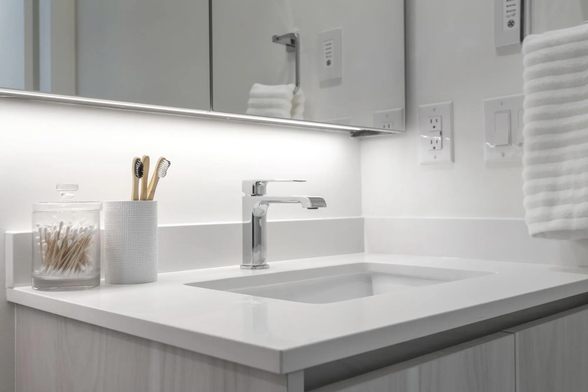 204 3264 Vanness Avenue