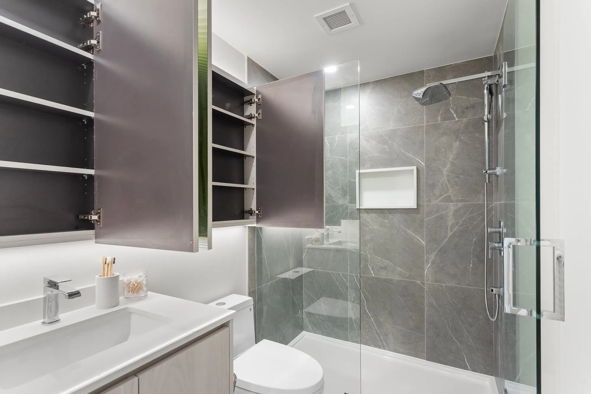 206 3264 Vanness Avenue