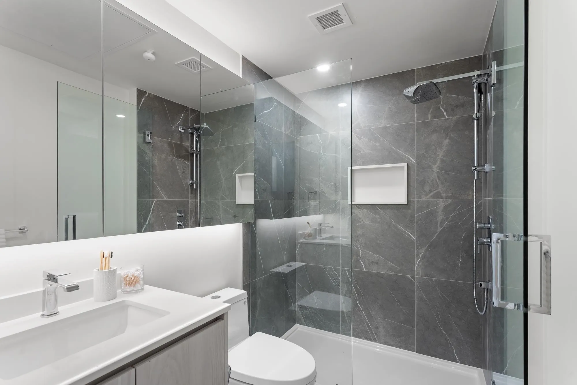 206 3264 Vanness Avenue