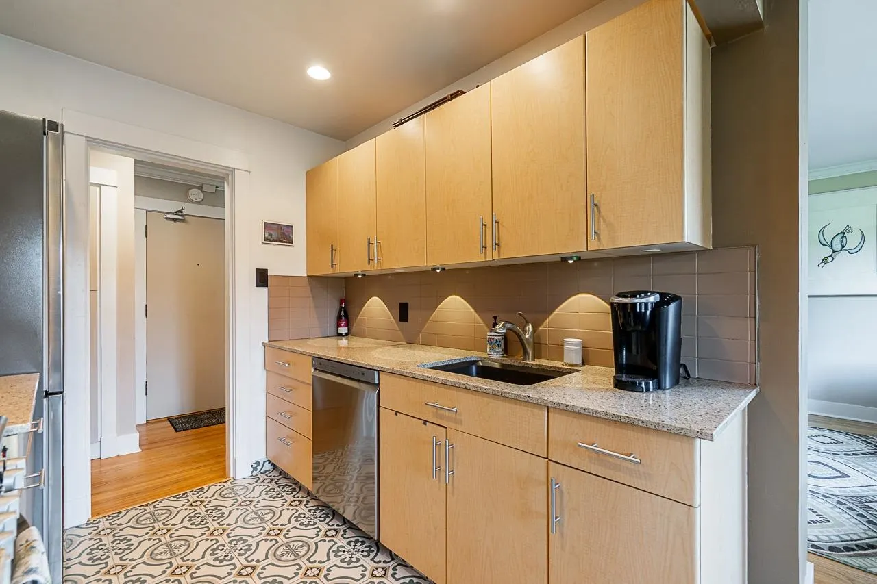 305 3530 Cambie Street