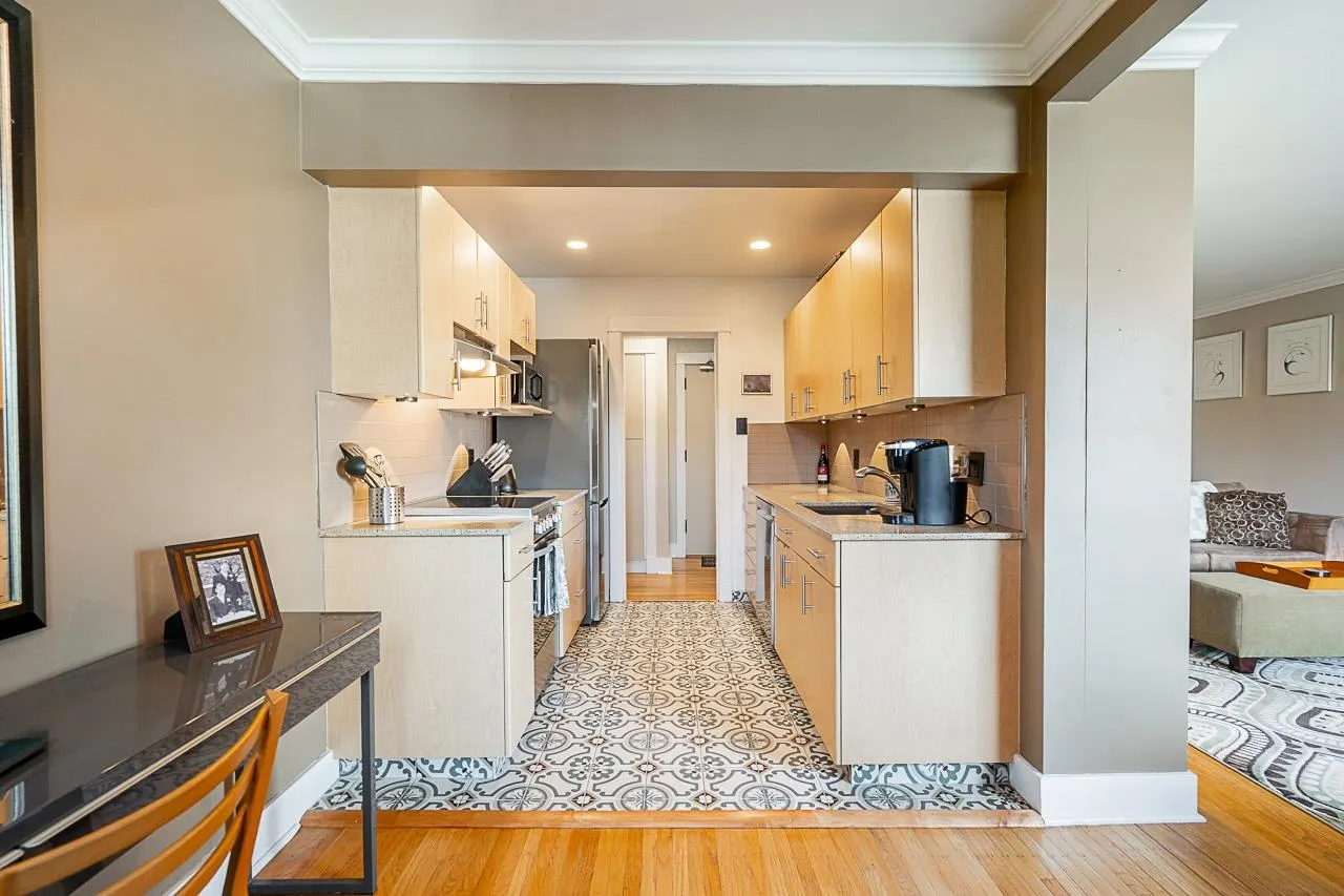 305 3530 Cambie Street