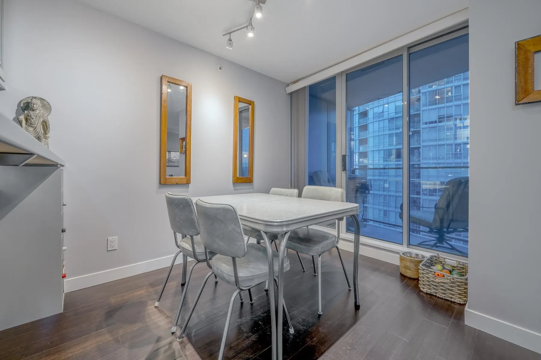 2306 1438 Richards Street