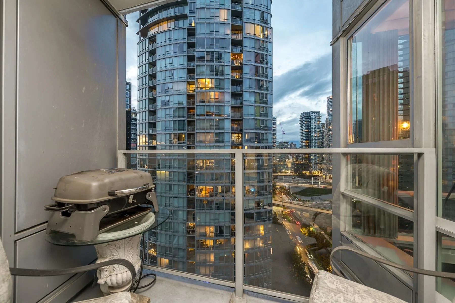 2306 1438 Richards Street