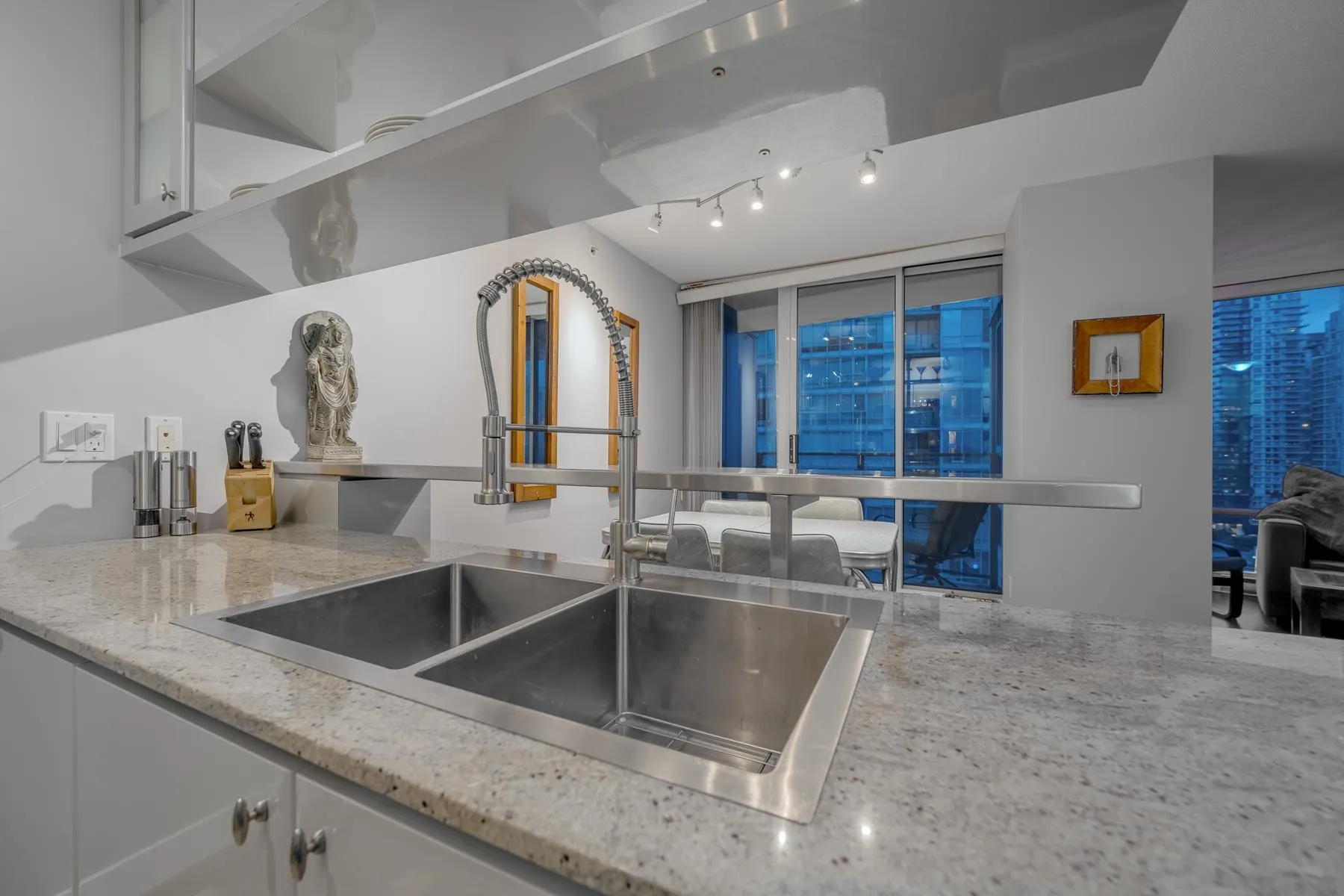 2306 1438 Richards Street