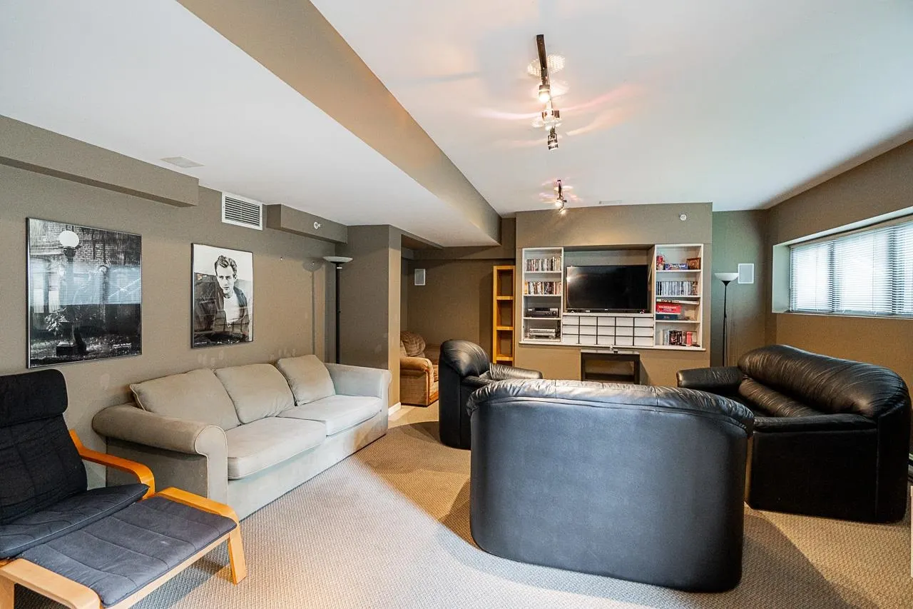 328 528 Rochester Avenue