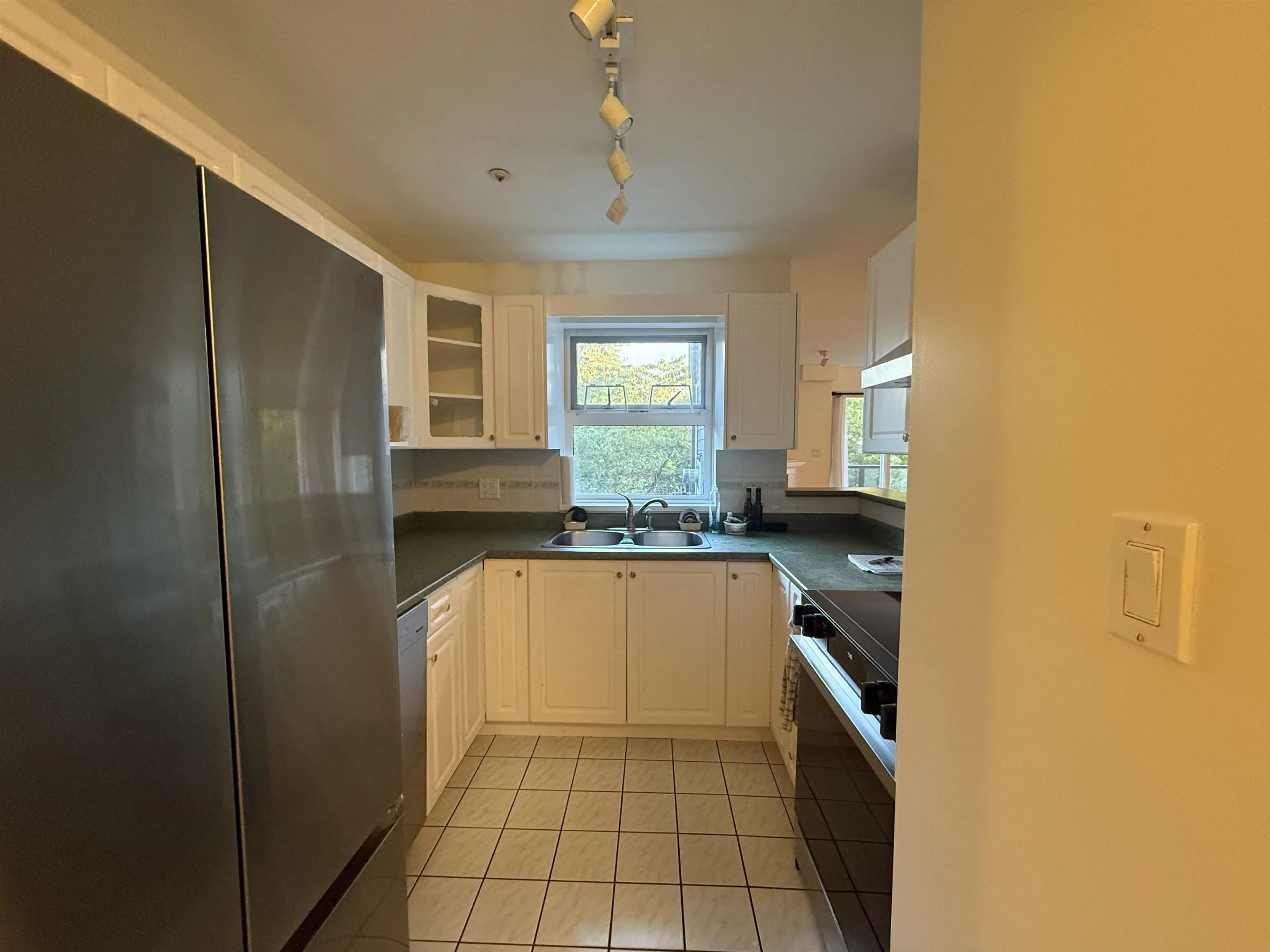 305 2212 Oxford Street