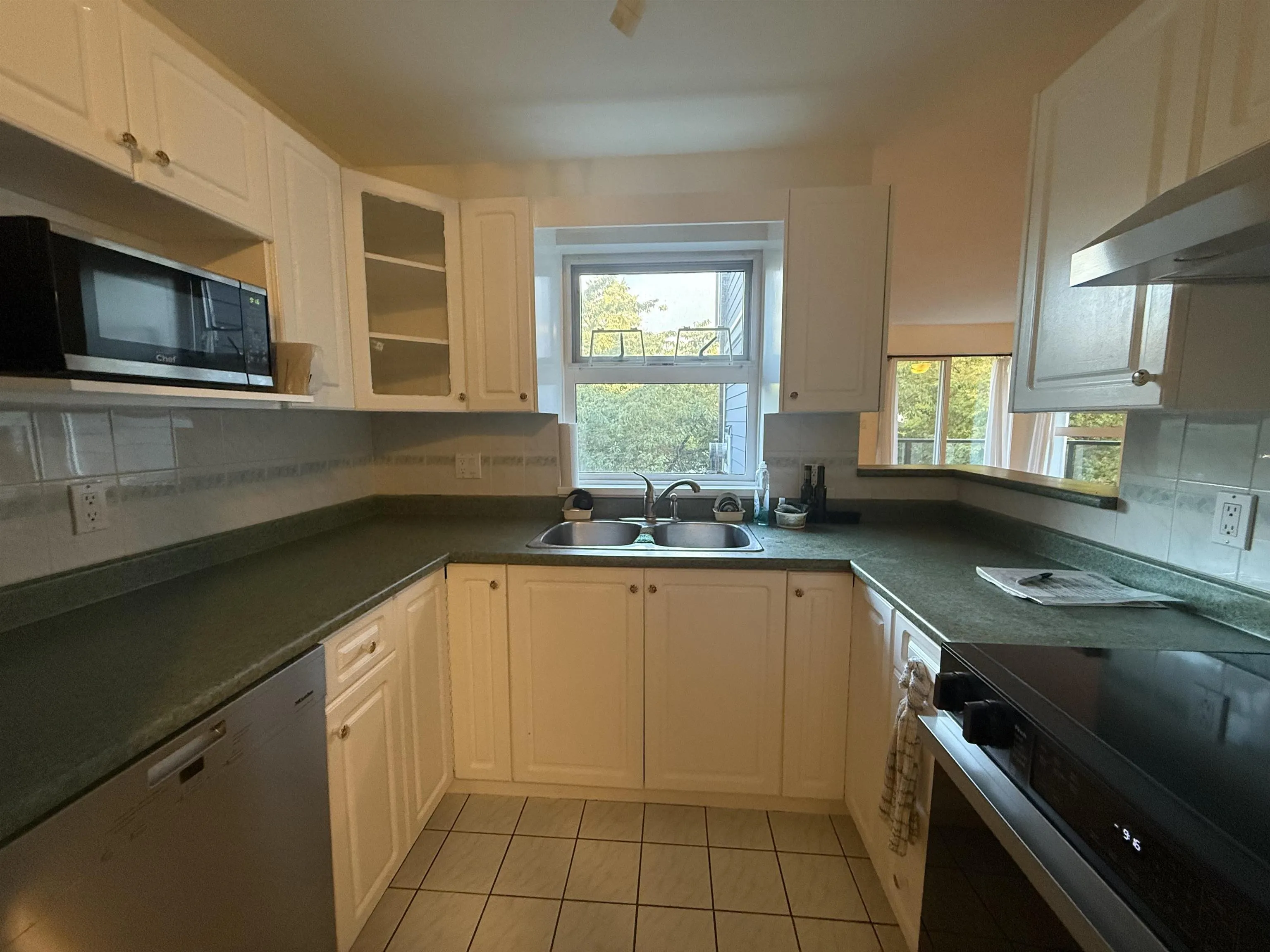 305 2212 Oxford Street