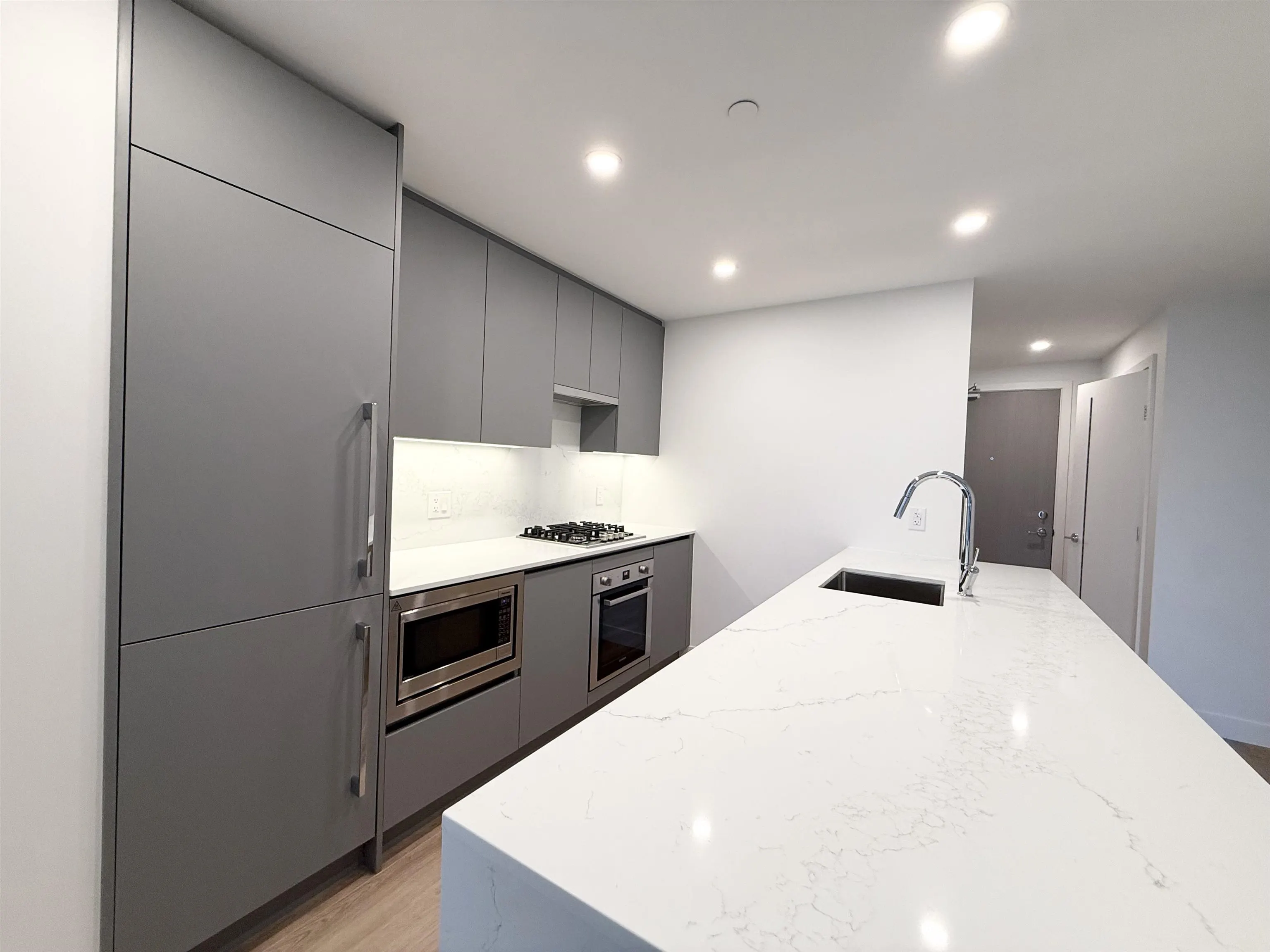 702 7977 Lansdowne Road