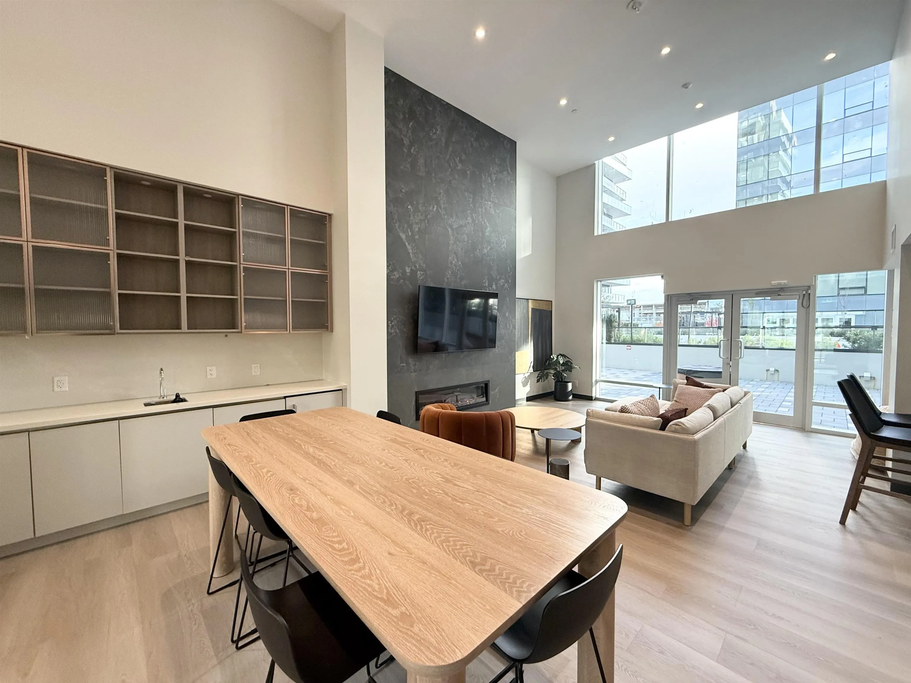 702 7977 Lansdowne Road